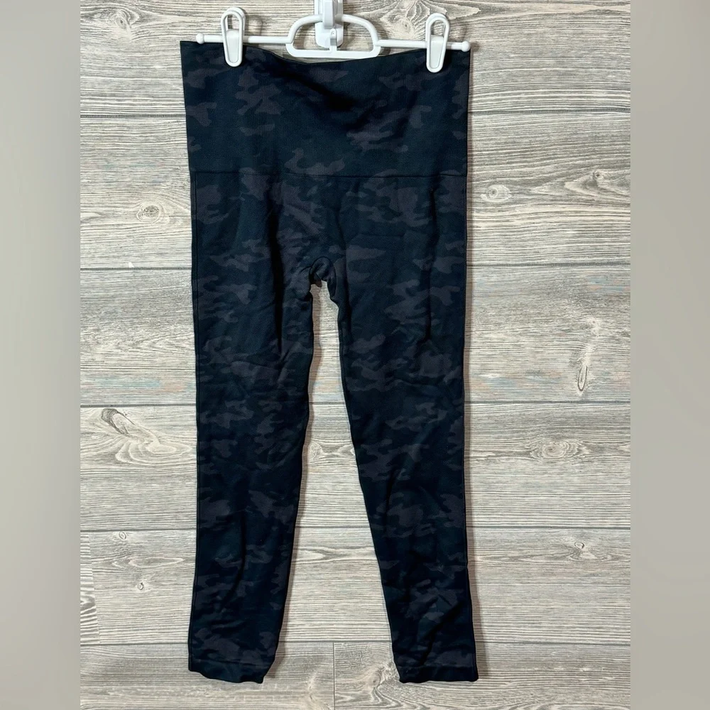 SPANX Seemless Leggings for Tummy Control Black Camo Size Medium New-No Tags - Picture 4 of 8